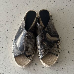 VINCE Castel Size 8 Leather Snake Print Crisscross Flat Espadrille Sandals Slide